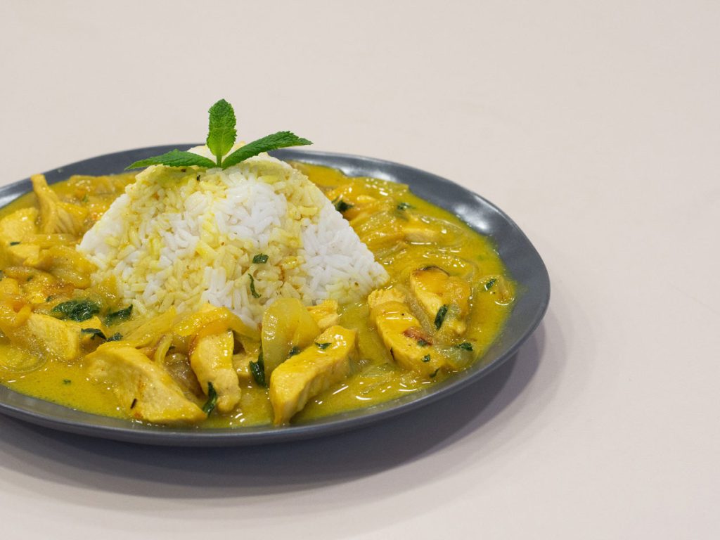 arròs amb llet de coco i curry de pollastre